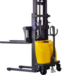 三支點(diǎn)與四支點(diǎn)電動(dòng)叉車在操作性、功率和容量、成本方面對(duì)比分析