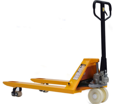 某旅組織戰(zhàn)備拉動演練，利用托盤搬運車載運戰(zhàn)備器材