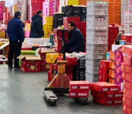 水果批發市場使用手動液壓搬運車搬運貨物的優勢