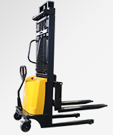 漢中物流園使用電動(dòng)堆高車裝卸貨物