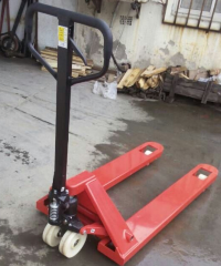 地牛叉車搬運(yùn)沙袋，大幅緩解防汛壓力